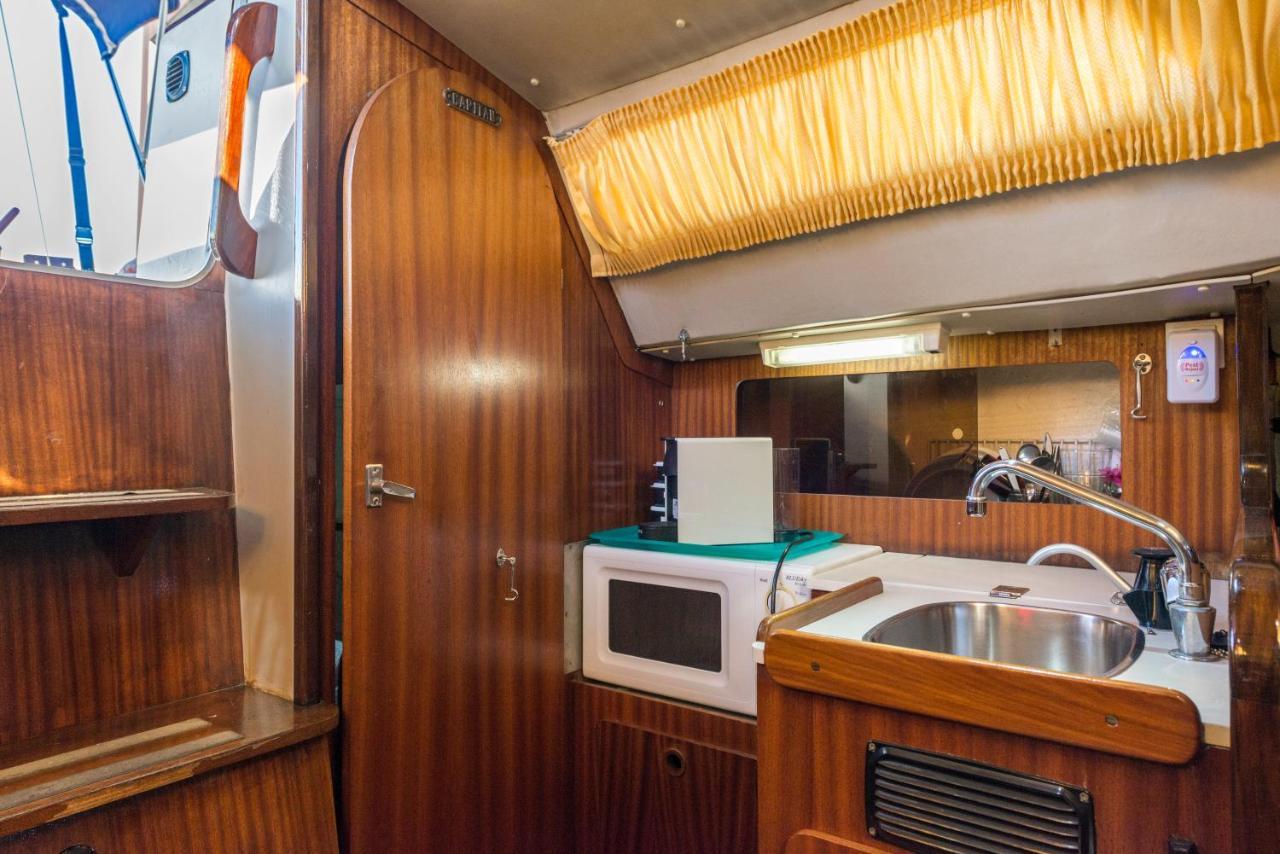 Pequeno Velero En Port Forum Ideal Para Backpackers Sant Adrià de Besòs Kültér fotó